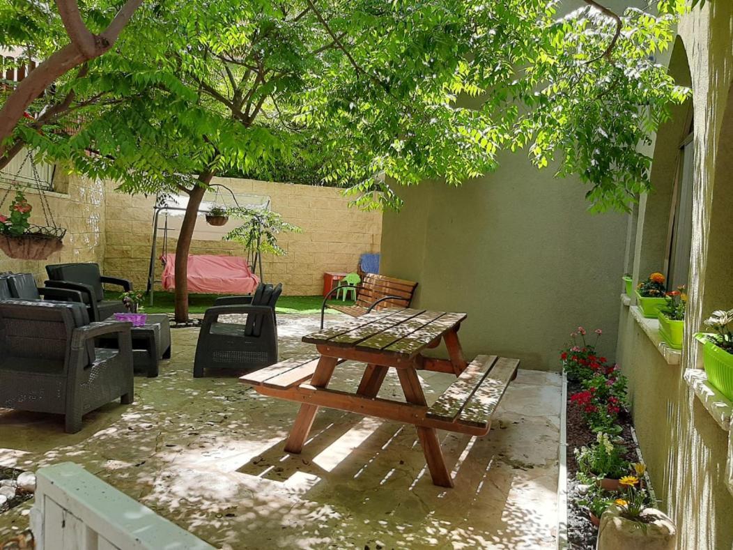 Garden Apartments. Mas'ada Luaran gambar
