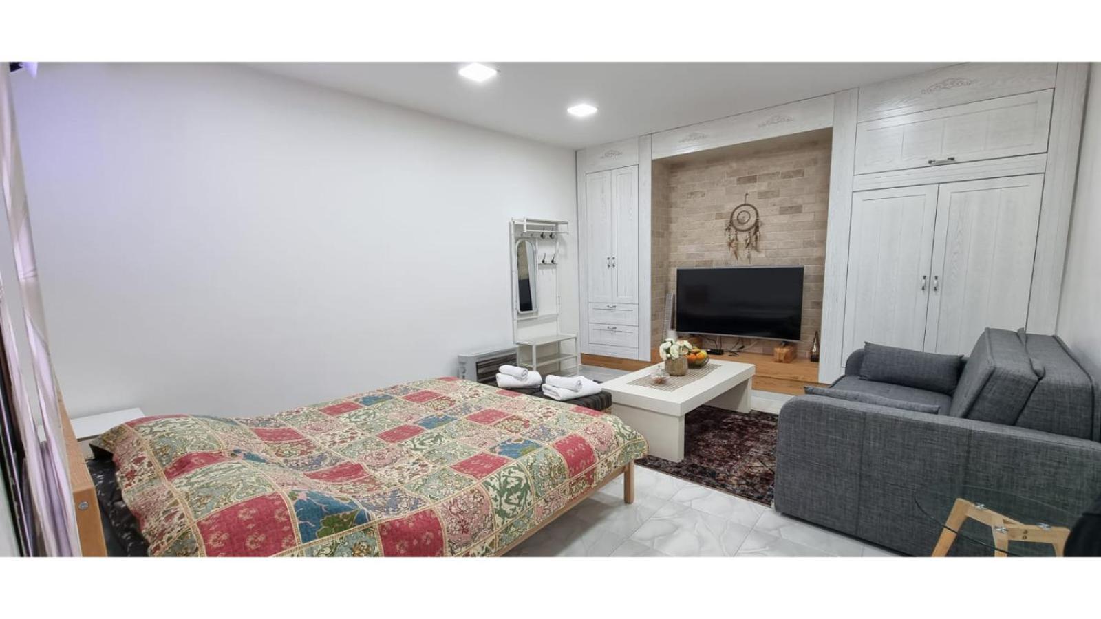 Garden Apartments. Mas'ada Bilik gambar
